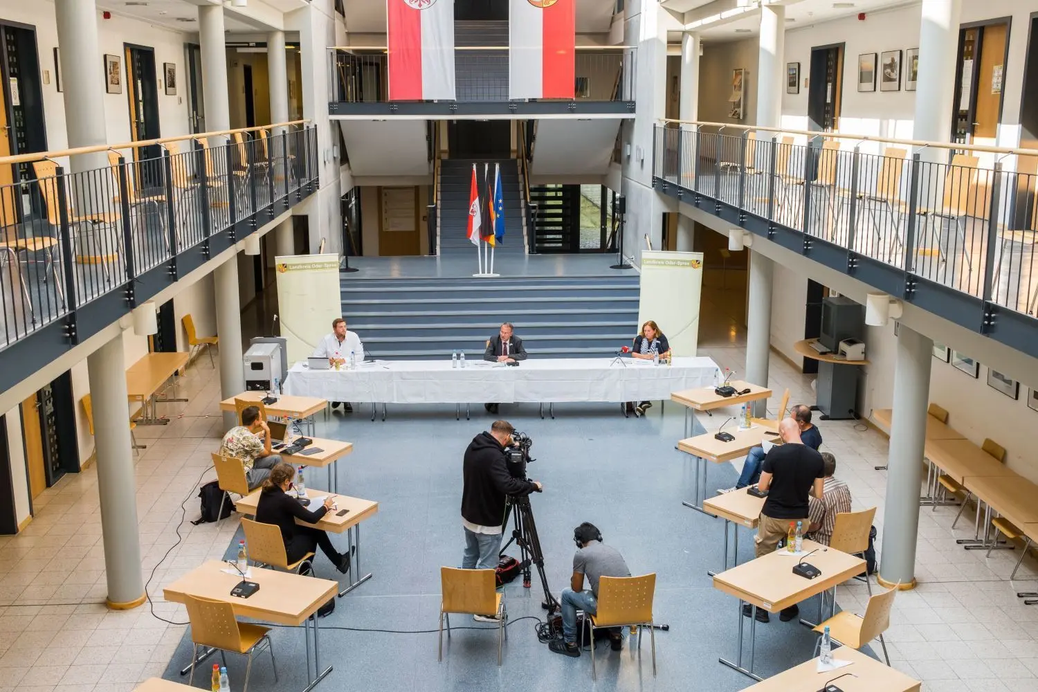 Pressekonferenz zum Thema Afrikanische Schweinepest (ASP)  mit Christian Stauch (pers. Referent), Rolf Lindemann (Landrat) und Petra Senger (Amtstierärztin, v. l.)