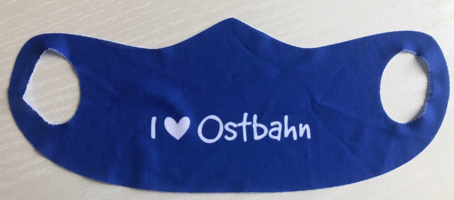 Liebeserklärung von Bahnfreaks: Dieser Mund-Nasen-Schutz mit der Aufschrift „I Love Ostbahn“ wurde bei der Sonderfahrt verteilt.