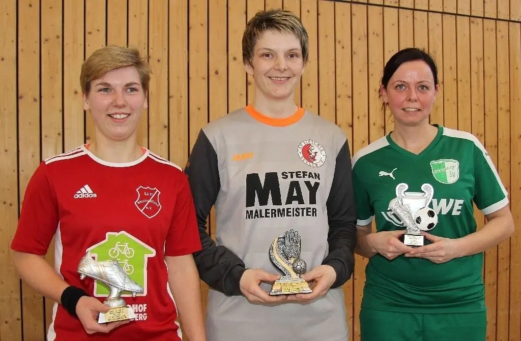 Die auffälligsten Spielerinnen: Lisa Eichler (links) von der SG Bruchmühle wurde als beste Spielerin des Masters geehrt. Victoria Seelows Jessica Schulz heimste die Trophäe der besten Torfrau ein und Reichenbergs Christin Zeuschner (rechts) erhielt für ihre fünf erzielten Treffer die Torjägerkanone.