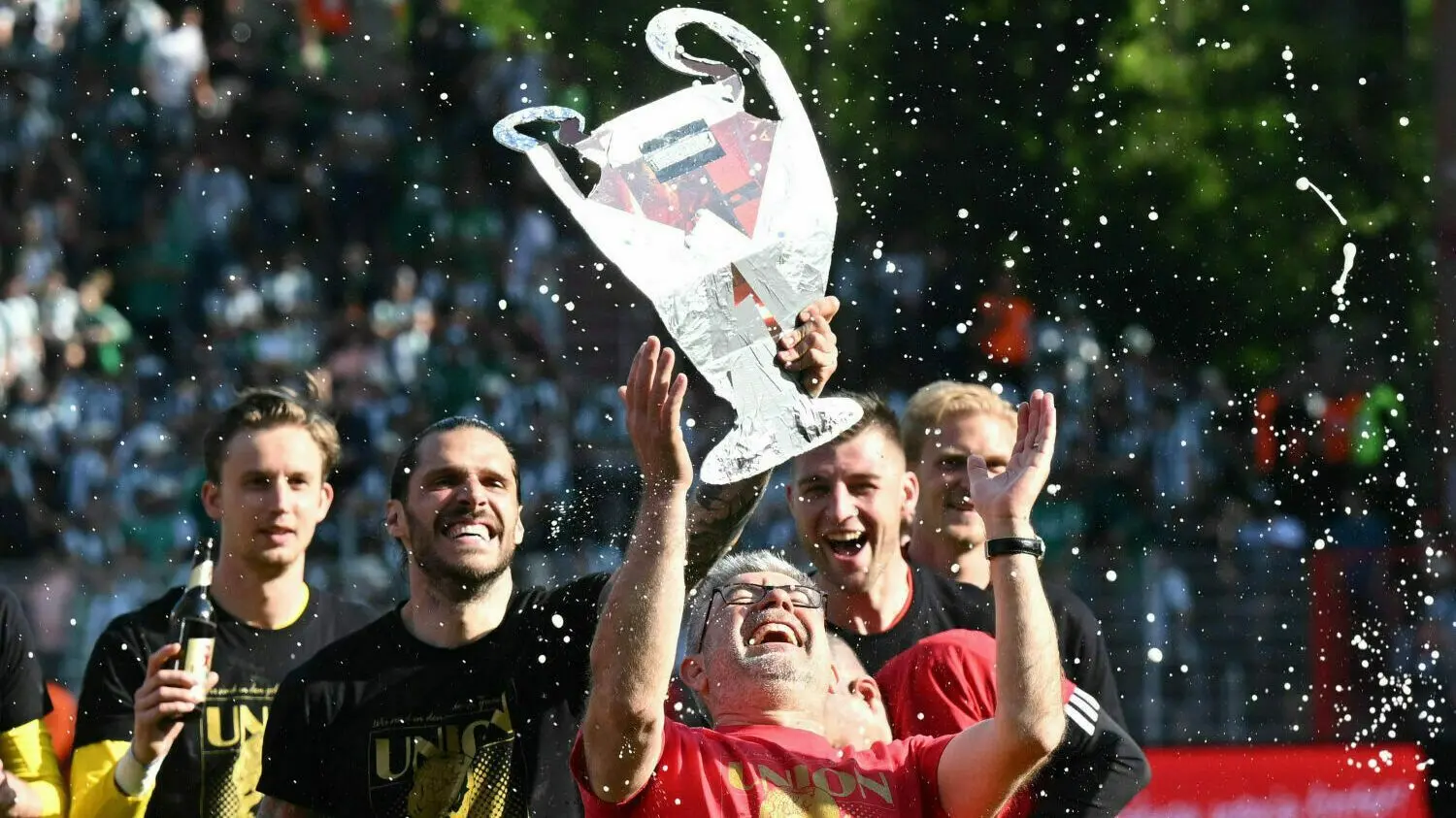 Hoch den Henkelpott: Trainer Urs Fischer (Mitte) feierte mit dem Team den Einzug in die Champions League von Union Berlin.