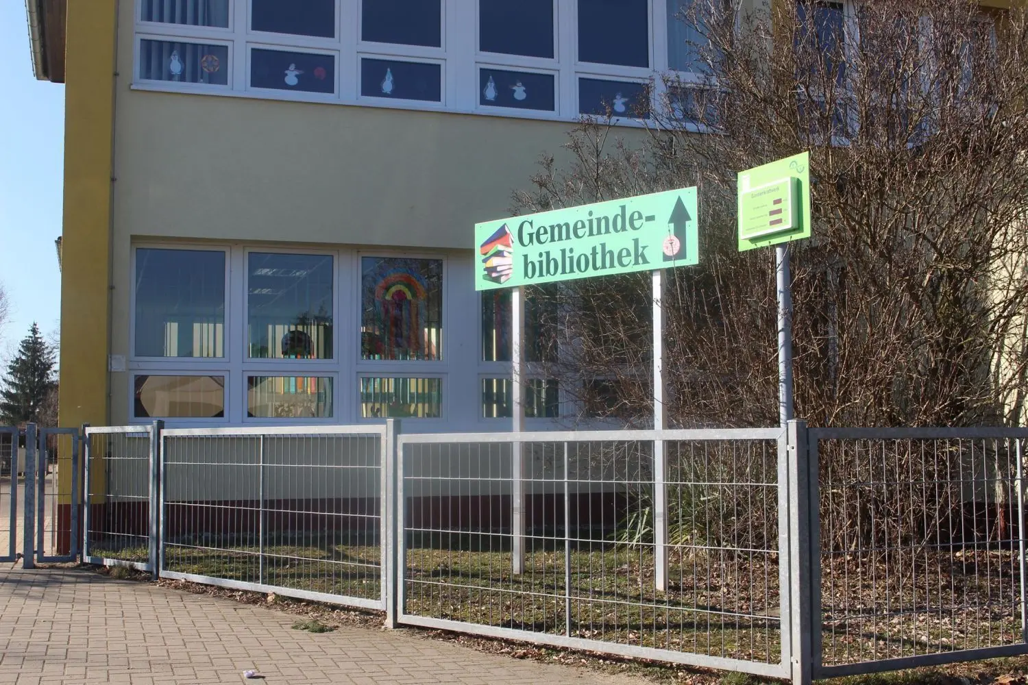 Hinweisschild zur Gemeindebibliothek in Rehfelde an der Schule: Die Suche nach einem Alternativstandort setzt sich fort.
