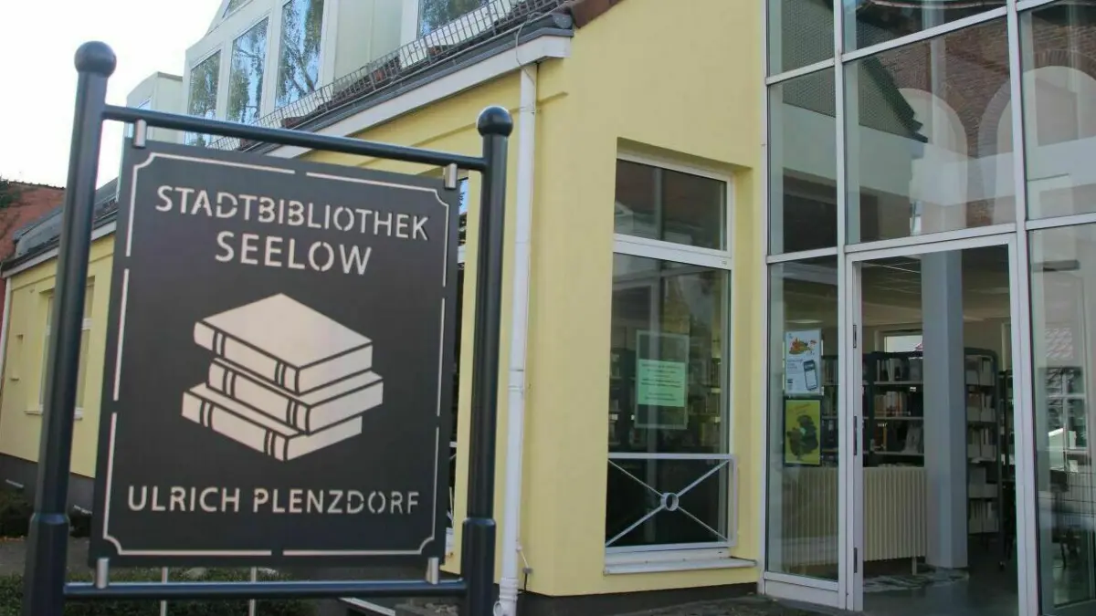 Zentrale Lage: Direkt am Seelower Marktplatz und in Nachbarschaft zur Stadtpfarrkirche befindet sich nun die Stadtbibliothek. Der untere Bereich ist komplett barrierfreie und hat auch eine Behindertentoilette.
Bibliothek