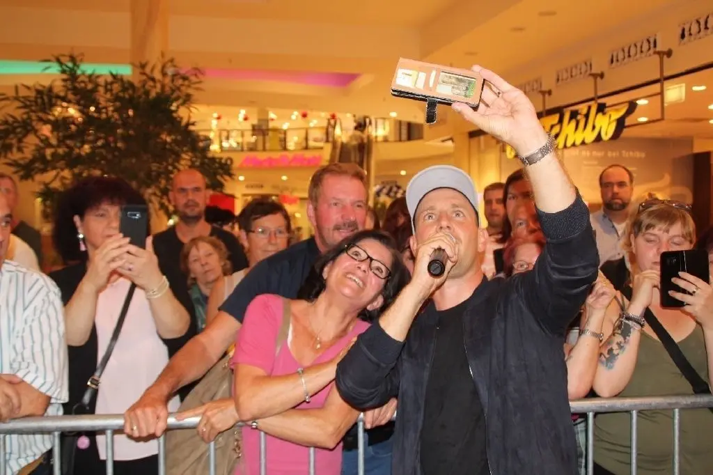 Ein Selfie mit Oli P. – das hat nicht jeder. Der Sänger und Schauspieler gab sich jedoch super Fan-nahe und lieh sich während der Performance kurzerhand das ein oder andere Handy für Erinnerungen.