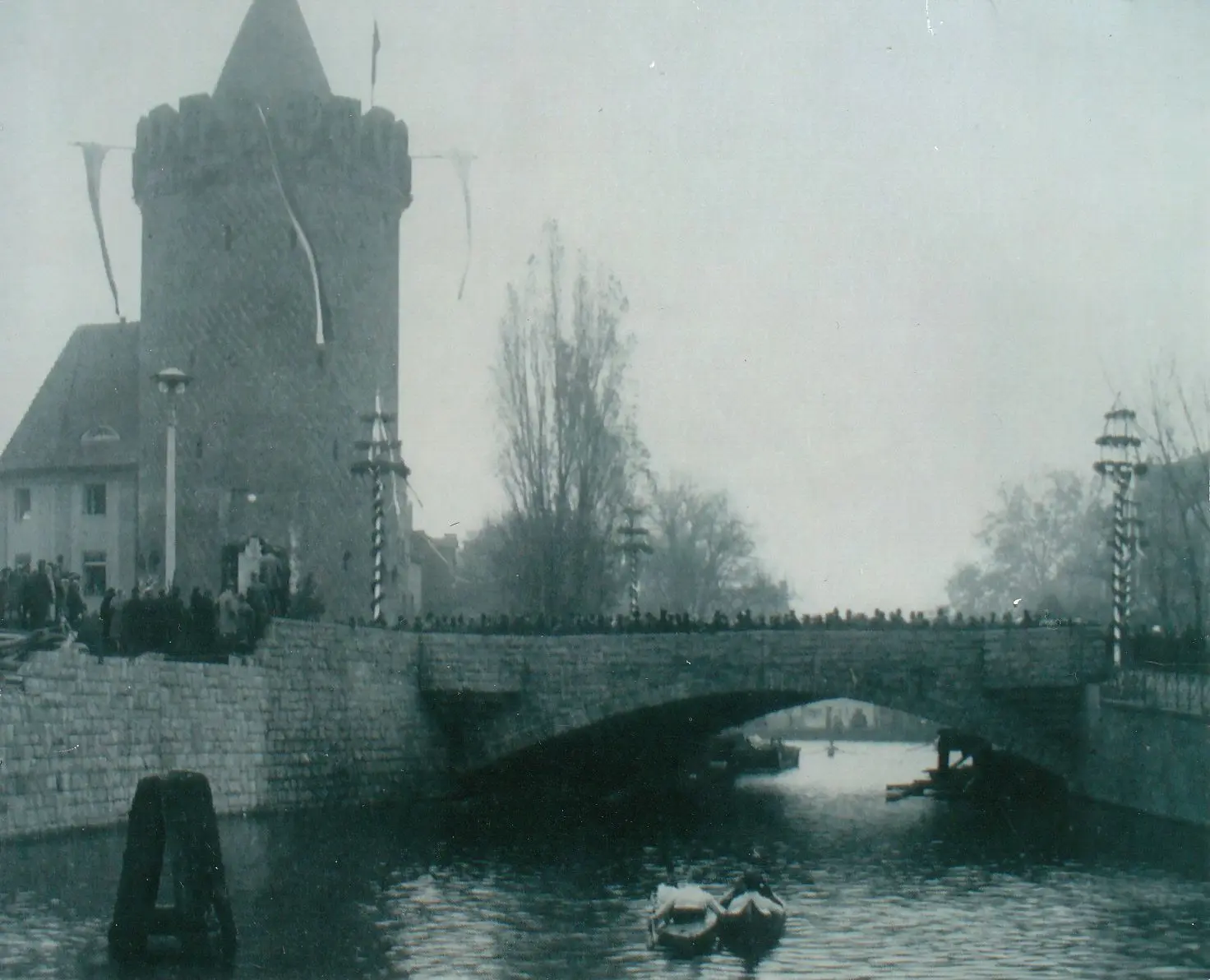 1. November 1925: In Anwesenheit vieler Brandenburger wird die festlich geschmückte Steintorbrücke eingeweiht.