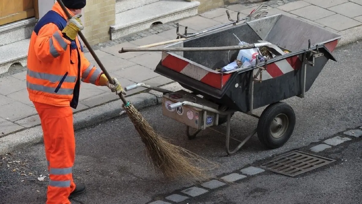 Die Reinigung der Havelstraße Richtung Hauptstraße erfolgt ab sofort manuell.
ARCHIV - 27.02.2012, Bayern, Bamberg: Ein Mitarbeiter der Straßenreinigung fegt eine Straße in Bamberg mit einem Reisigbesen. Ein Winter ohne viel Eis und Schnee auf den Straßen ist den Kommunen jenseits der Touristenhochburgen in den Höhenlagen keineswegs ein Dorn im Auge. Denn so verbrauchen viele Städte und Gemeinden deutlich weniger Streusalz als im vergangenen Winter, wie eine Umfrage der Nachrichtenagentur dpa ergab. Foto: David-Wolfgang Ebener/dpa +++ dpa-Bildfunk +++