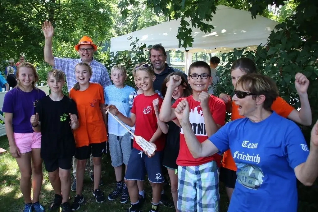 Von wegen Gurkentruppe: Die Grundschule Friedrichsthal glänzte durch Untertreibung beim Namen und viel Kraft im Boot. Sie gewannn den Mini-Cup.
