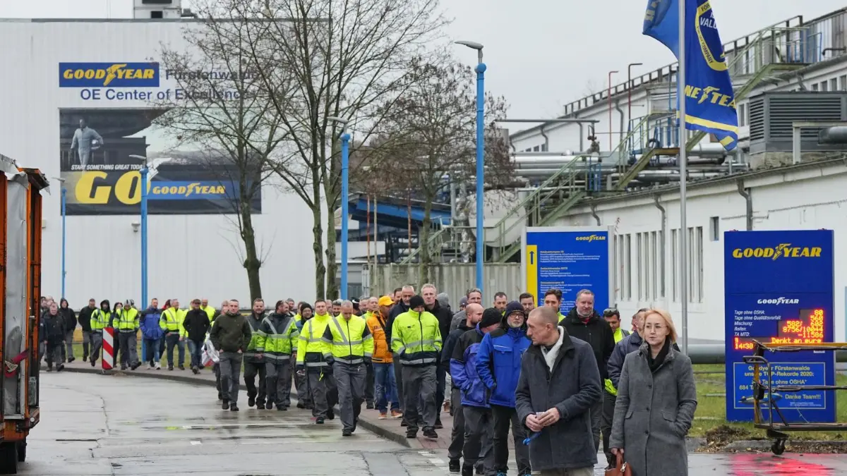 Im November haben die Mitarbeiter von Goodyear vom geplanten Stellenabbau in Fürstenwalde erfahren. Suchen sich die Ersten neue Jobs in anderen Berufen?
23.11.2023, Brandenburg, Fürstenwalde: Mitarbeiter des Unternehmens der Reifenproduktion von Goodyear kommen nach einer Betriebsversammlung aus dem Werk. Nach der Ankündigung des Konzerns, am Standort Fürstenwalde 750 Arbeitsplätze abzubauen, hatte der Goodyear-Betriebsrat während der Versammlung dazu Stellung bezogen. Foto: Soeren Stache/dpa +++ dpa-Bildfunk +++