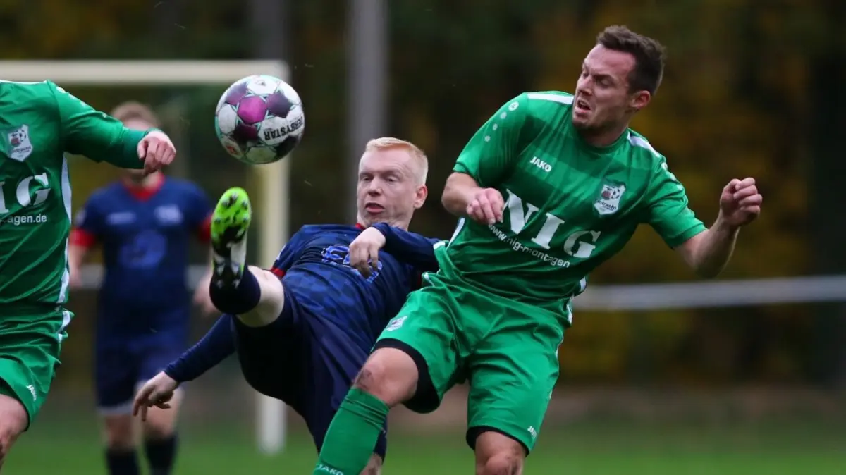 Rückzieher in höchster Bedrängnis: Michel Peise (Mitte) vom FC 98 Hennigsdorf in einer Szene gegen Nino Purrmann und Florian Riehl (rechts) vom SV Eintracht Alt Ruppin – beide Offensivkräfte und Torschützen. Mit 3:2 (1:1) setzte sich Alt Ruppin im Spiel der Landesliga trotz zweimaligen Rückstandes noch durch.
Fußball Landesliga Alt Ruppin gegen FC 98 Hennigsdorf 3:2 (1:1)