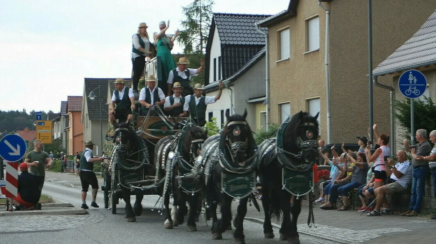 Imposante Kutschen, aber auch Ponys und Esel belebten den letzten Titanen-Umzug in Brück
