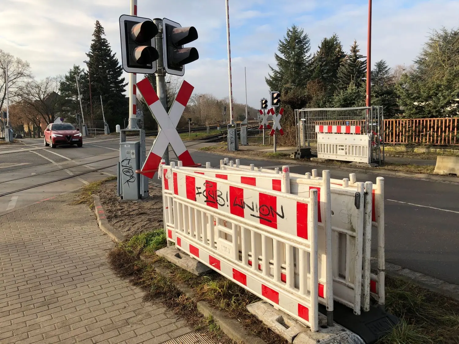 Die Gitter stehen schon parat: Der Bahnübergang Niederheidenstraße in Neuenhagen wird gesperrt.