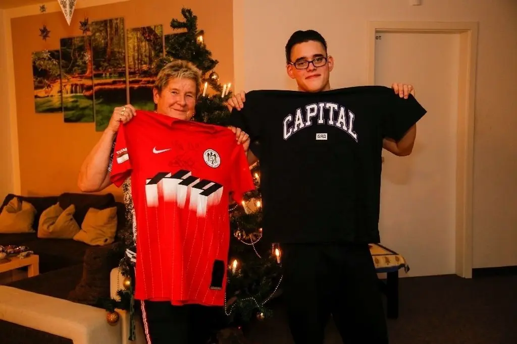 Doppelte Freude: Ute Daume schenkte Elias im vergangenen Jahr das rote Capital Bra-Shirt mit Widmung des Künstlers und dieses Jahr ein neueres schwarzes Modell.