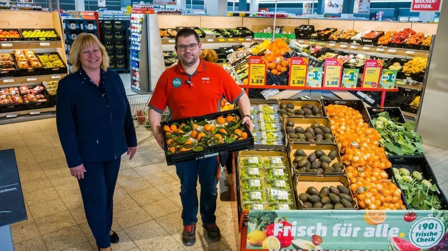 Eine neue Anordnung der Regale und breitere Gänge kennzeichnen den neu gestalteten Pennymarkt in Beeskow. Bezirksleiterin Sabine Jannasch und Marktleiter Clemens Uhlmann freuen sich über das neue Erscheinungsbild.