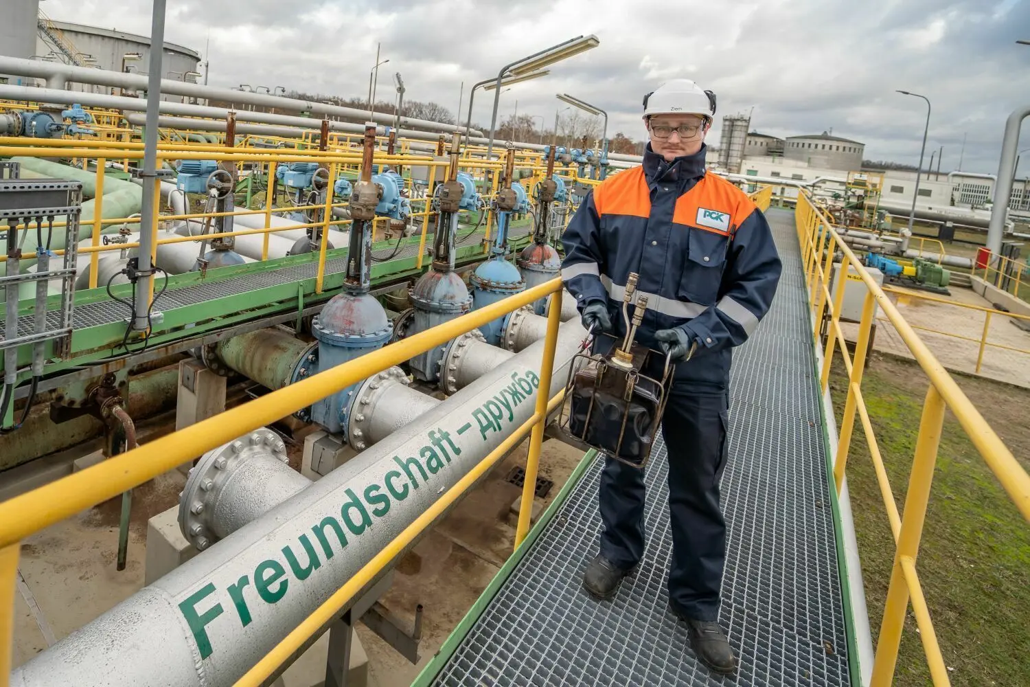 Öl aus Russland: Felix Ziem von der PCK-Werkfeuerwehr hat kurz vor dem Jahreswechsel eine der letzten Proben aus der Druschba entnommen und bringt sie zur Analyse ins Labor. Wann genau das letzte russische Öl in Schwedt ankommt, ist ungewiss.