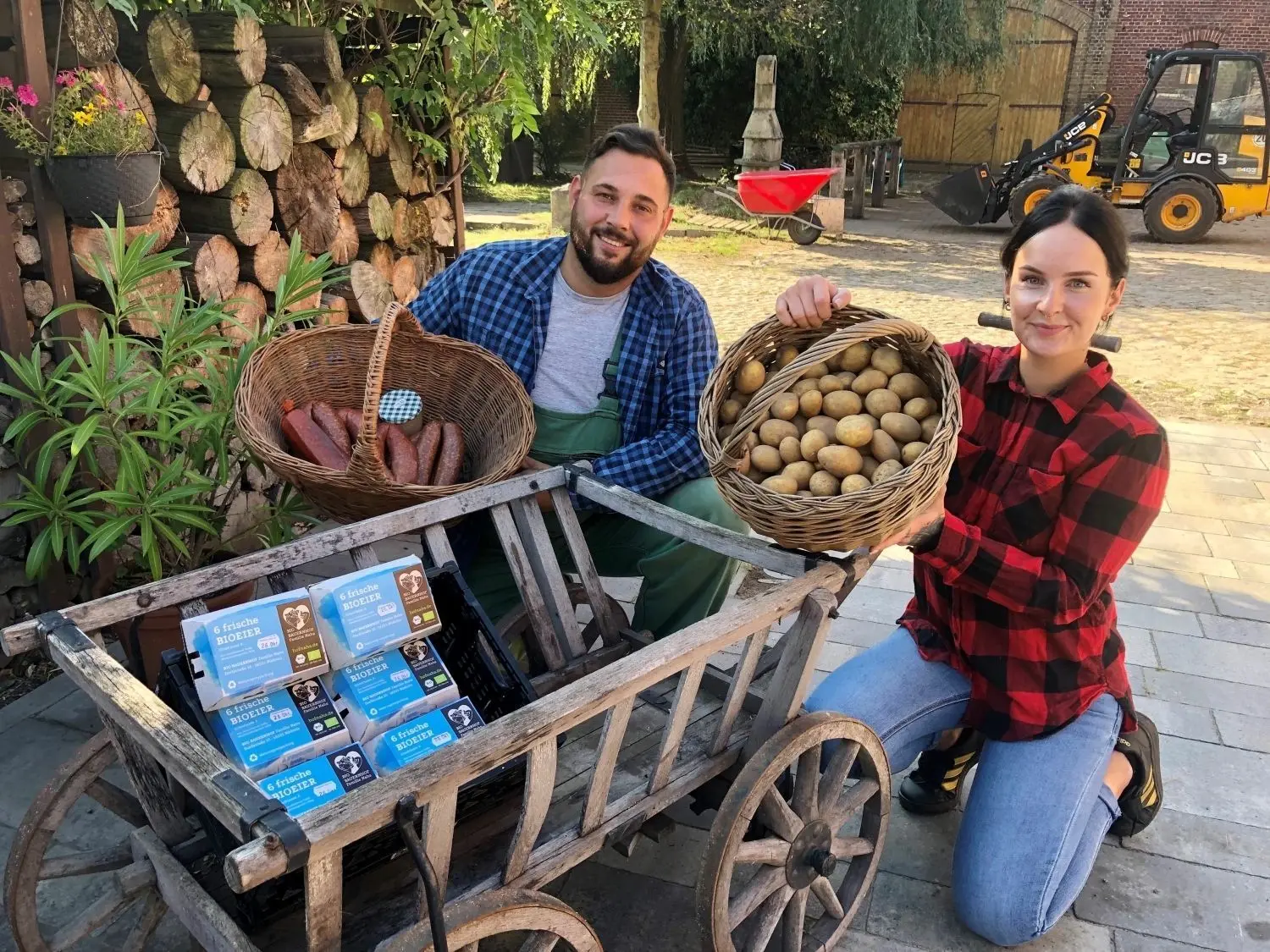 Biobauernhof Nahs in Rüdnitz: Michelle und Christopher Nahs bereiten ihren Hof für das Erntedankfest vor, das am Wochenende zu erleben ist.