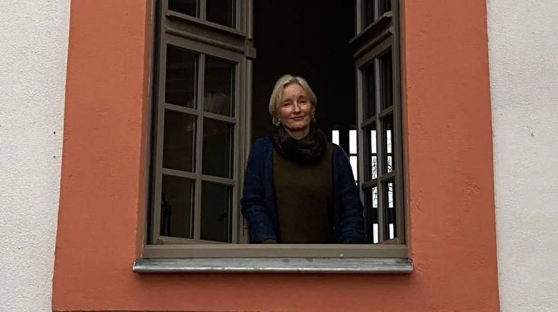 Schreiberklause im historischen Gemäuer: Martine Lombard auf der Burg Beeskow.