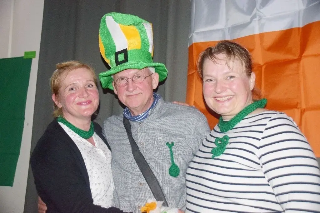 Grün ist Trumpf: Wie in Irland muss jeder Gast etwas Grünes tragen, so wie Nicole, Thomas und Sandra (v.l.n.r.).