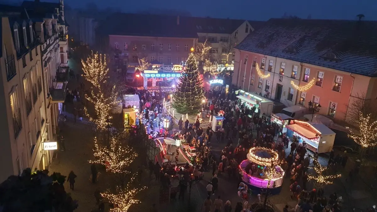 Der Weihnachtsmarkt in Bernau ist immer eine Augenweide. Auf dem Marktplatz vor dem Alten Rathaus wird in diesem Jahr allerdings eine Eisbahn zu finden sein.
Für Leserfoto am 23.12.2022: Weihnachtsmarkt in Bernau - Reinhold Karow