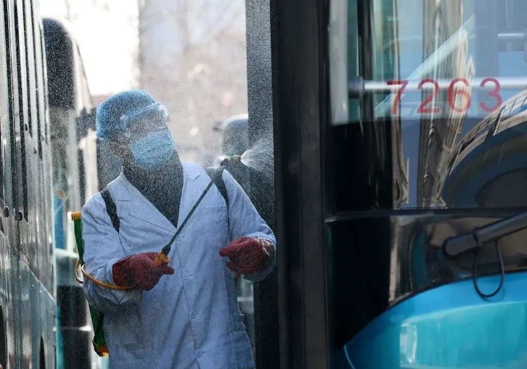 Sicherheitsmaßnahme: Ein Mitarbeiter in Schutzkleidung desinfiziert Busse in der Provinz Shandong, in der auch Huch Behälterbau ein Werk betreibt. Das ist wegen der sich ausbreitenden Coronaviren seit zwei Wochen geschlossen.