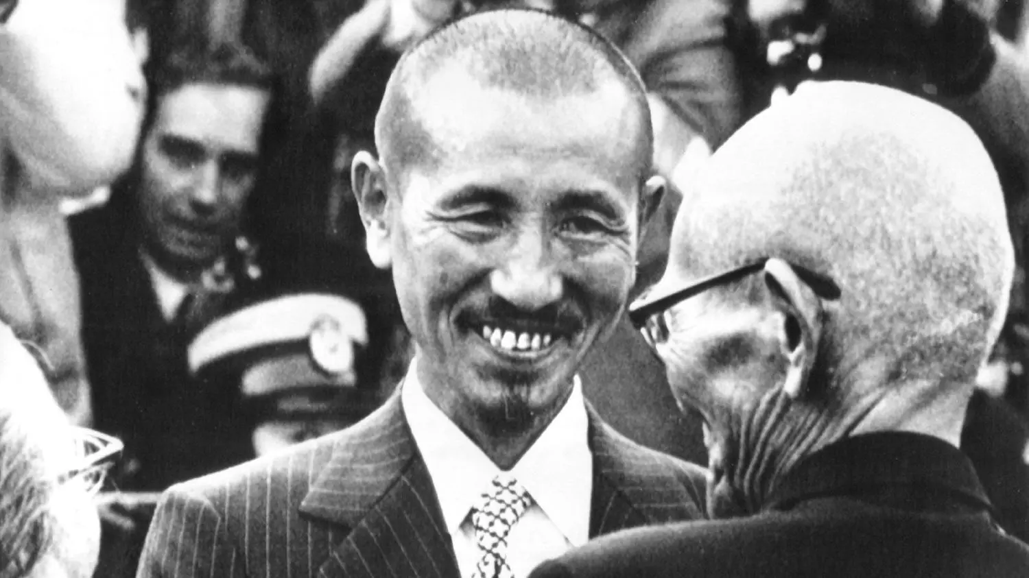 Ende eines langen Dienstes: Leutnant Hiroo Onoda (l.) wird im März 1974 am Flughafen von Tokio von seinem Vater begrüßt. 