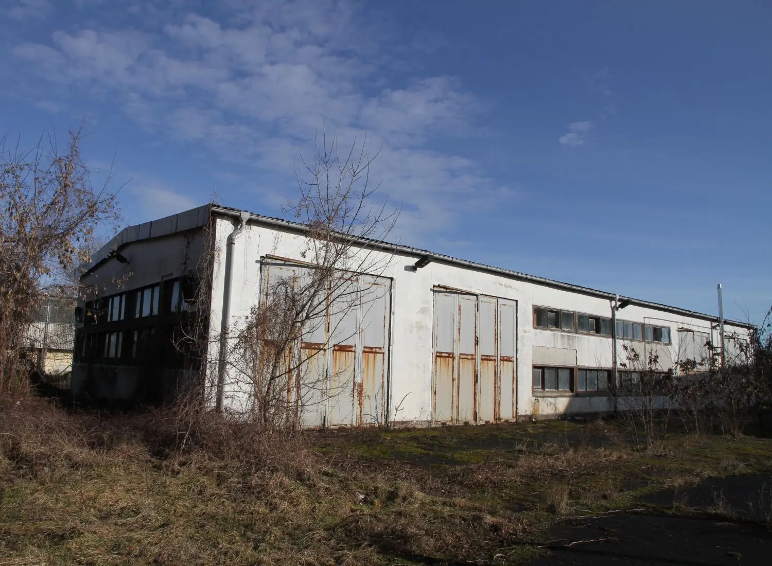 Unscheinbarer LPG-Bau: In dieser Halle unweit der Neuhardenberger Amtsverwaltung sollen Kriminelle Drogen in Fässer umgelagert und nach Berlin gebracht haben. Am Donnerstag fand hier ein Razzia statt.