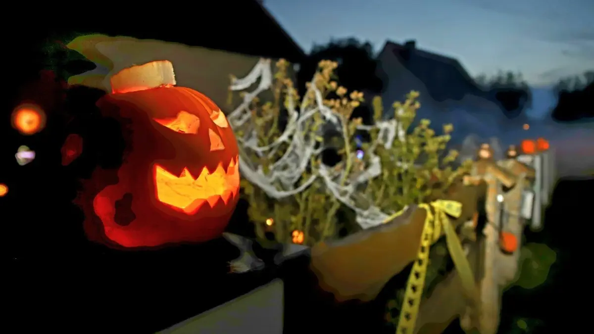 Geschnitzte Kürbisköpfe finden sich Halloween 2023 in vielen Vorgärten rund um Beeskow, Storkow, Friedland und dem Scharmützelsee.
Nadine Gaß und ihre beiden Söhne Matteo und Leon können Halloween kaum erwarten: Innerhalb weniger Tage wurde der Vorgarten in eine gruselige Landschaft verwandelt.