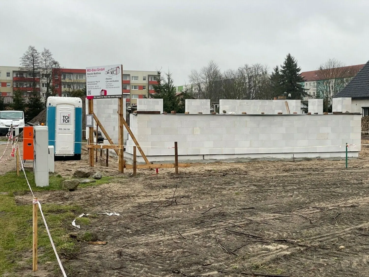 Anfänglich gab es eine große Nachfrage nach Baugrundstücken: An der Falkenthaler Chaussee sind alle Parzellen durch die Stadt Zehdenick veräußert worden.