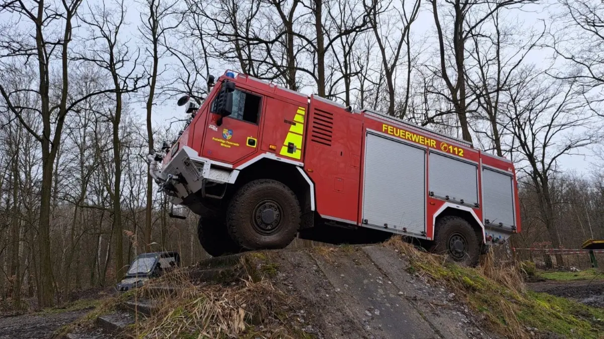 Neues Tanklöschfahrzeug erfordert viel Training. Maschinisten der Feuerwehr Wriezen trainieren im März 2023 mit dem Tatra das Fahren im Gelände in Lauchhammer.
Maschinisten der Feuerwehr Wriezen trainieren im März 2023 mit dem Tatra das Fahren im Gelände in Lauchhammer.