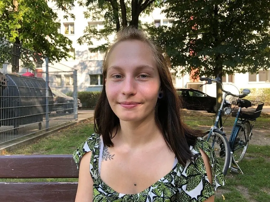 Sarah Moeken (19) aus Fürstenwalde: "Jeder hat einen anderen Musikgeschmack. Ich stehe eher auf Rap und Hip-Hop. Letztendlich kommt es darauf an, ob es rhythmisch ist, finde ich. Ich habe mal ein Video gesehen, wo Leute auf Mülltonnen musizieren. Das fand ich toll."