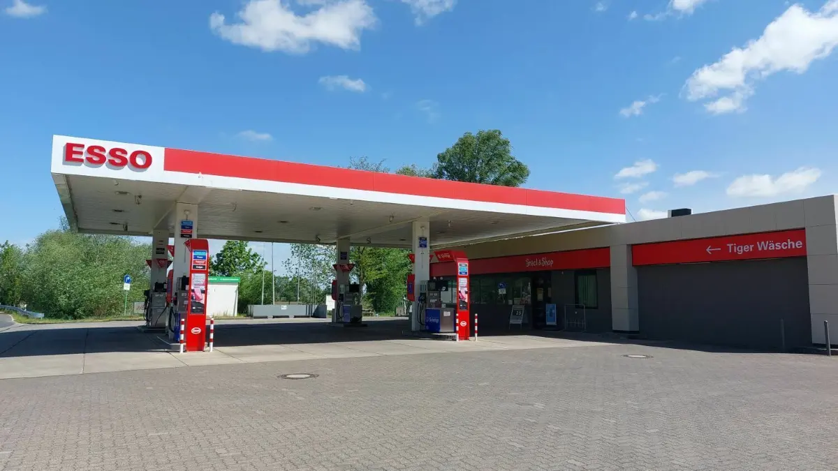 Seit 1994 besteht diese Esso-Tankstelle in Bad Freienwalde.Überlegungen, den Verkauf von Zweitakt-Gemsich einzustellen, gab es nie, sagt die Inhaberin.
Seit 1994 besteht diese Esso-Tankstelle in Bad Freienwalde.Überlegungen, den Verkauf von Zweitakt-Gemsich einzustellen, gab es nie, sagt die Inhaberin.