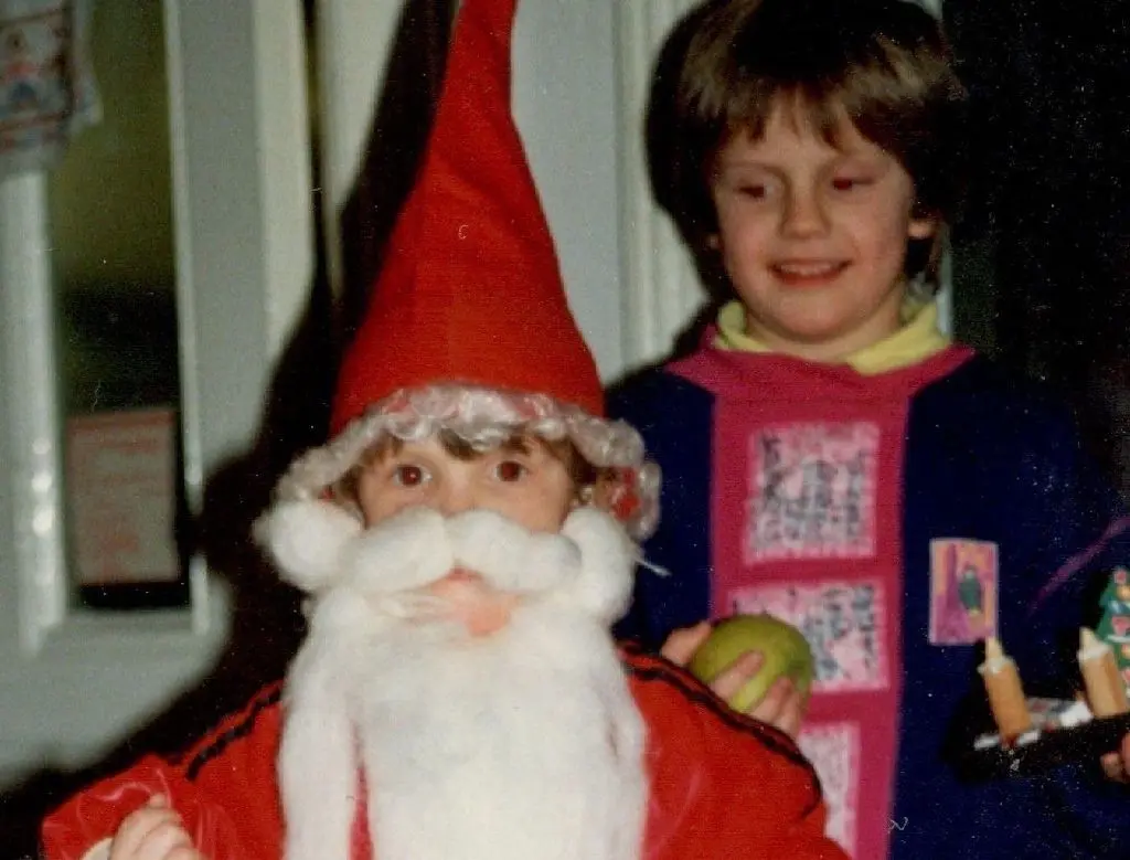 Hier beschenken die Kinder die Eltern! Alexis Grimm spielt den Weihnachtsmann und Bruder Benjamin ist sein Gehilfe.