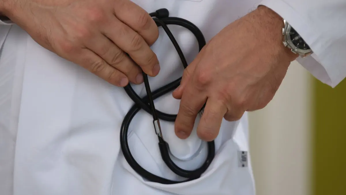 Einsatz an der Corona-Front: Ärzte, Krankenschwester und Pfleger sind auch im Barnim wegen der Covid19-Krise im Dauerstress. (Symbolbild)
ARCHIV - 03.07.2015, Freiburg: Ein Arzt hält ein Stethoskop in der Hand. (zu dpa: "Ärztekammer prüft Beschwerden über Corona-Leugner unter Ärzten") Foto: picture alliance / Patrick Seeger/dpa +++ dpa-Bildfunk +++