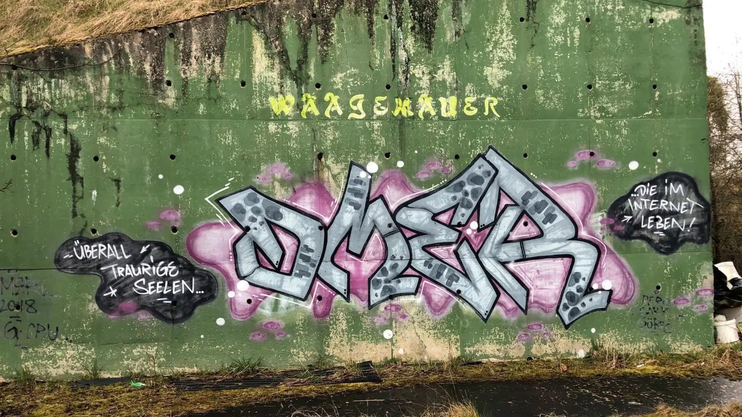 Talentierte Künstler haben sich auf dem Gelände an den dicken Bunkermauern verewigt. Für Rudnik steht fest, vor allem muss erst einmal der Müll restlos beseitigt werden. Fragt sich nur, welche Behörde zieht sich die Jacke an?