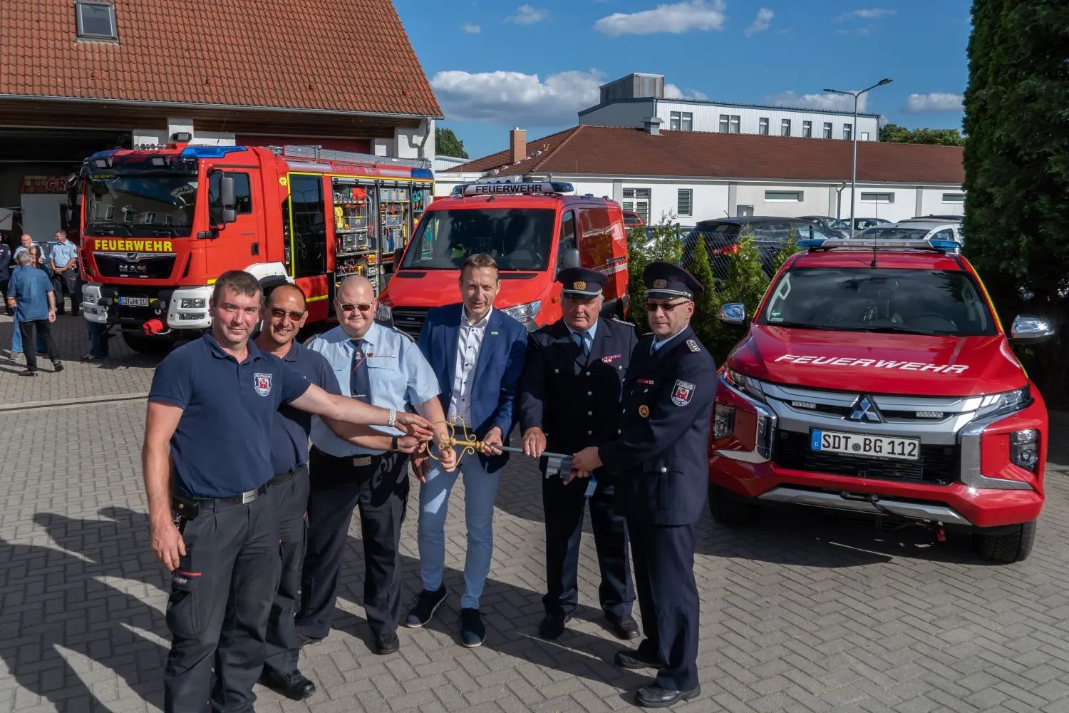 Andreas Kowalewski, Harry Göhlert, Alexander Trenn, Silvio Moritz, Torsten Godau und Mirko Bovermin (v.l.) bei der symbolischen Schlüsselübergabe für die neuen Einsatzfahrzeuge der Schwedter Feuerwehr.