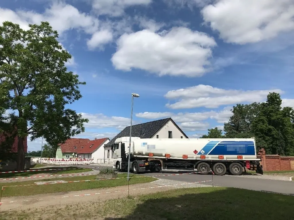 Ärgernis: ein Lkw vor der Baustelle in Eichwerder. Dabei ist die Umleitung ausgeschildert.