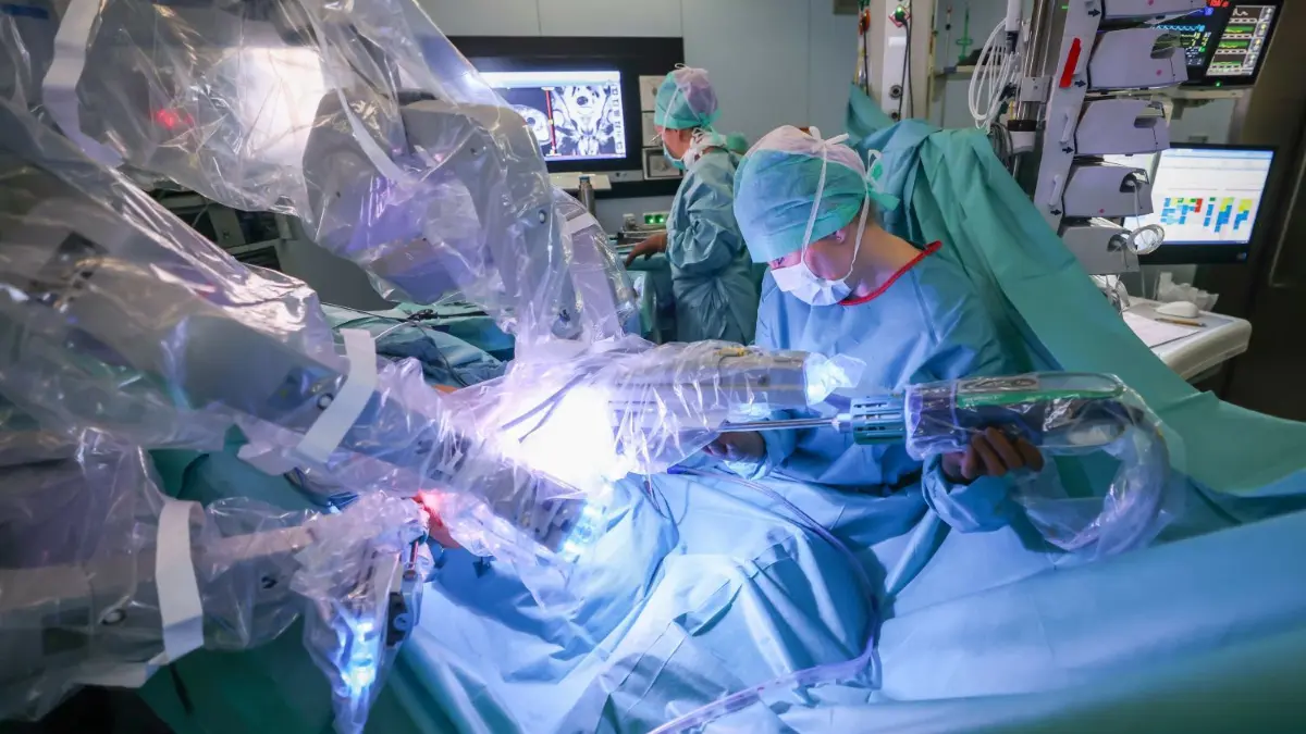 Eine Assistenzärztin (r) und eine OP-Schwester (l) führen eine Roboter-assistierte Prostata-Operation durch.
ARCHIV - 08.02.2022, Schleswig-Holstein, Kiel: Eine Assistenzärztin (r) und eine OP-Schwester (l) arbeiten bei einer Roboter-assistierten Prostata-Operation im Universitätsklinikum Schleswig-Holstein (UKSH). Die deutsche Medizintechnik-Industrie erwartet 2022 einen Anstieg des Branchenumsatzes um nominal 3,5 Prozent auf 37,7 Milliarden Euro. (zu dpa «Medizintechnik-Industrie meldet Wachstumsflaute») Foto: Christian Charisius/dpa +++ dpa-Bildfunk +++