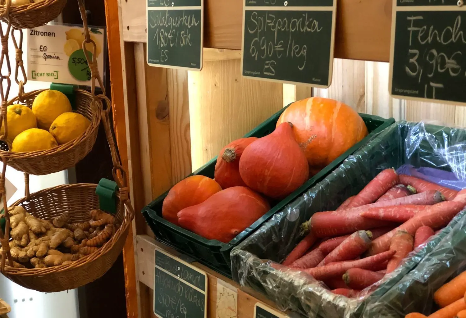 Frisches Obst und Gemüse wird von vielen nachgefragt – auch die Rote Helene ist zu haben.