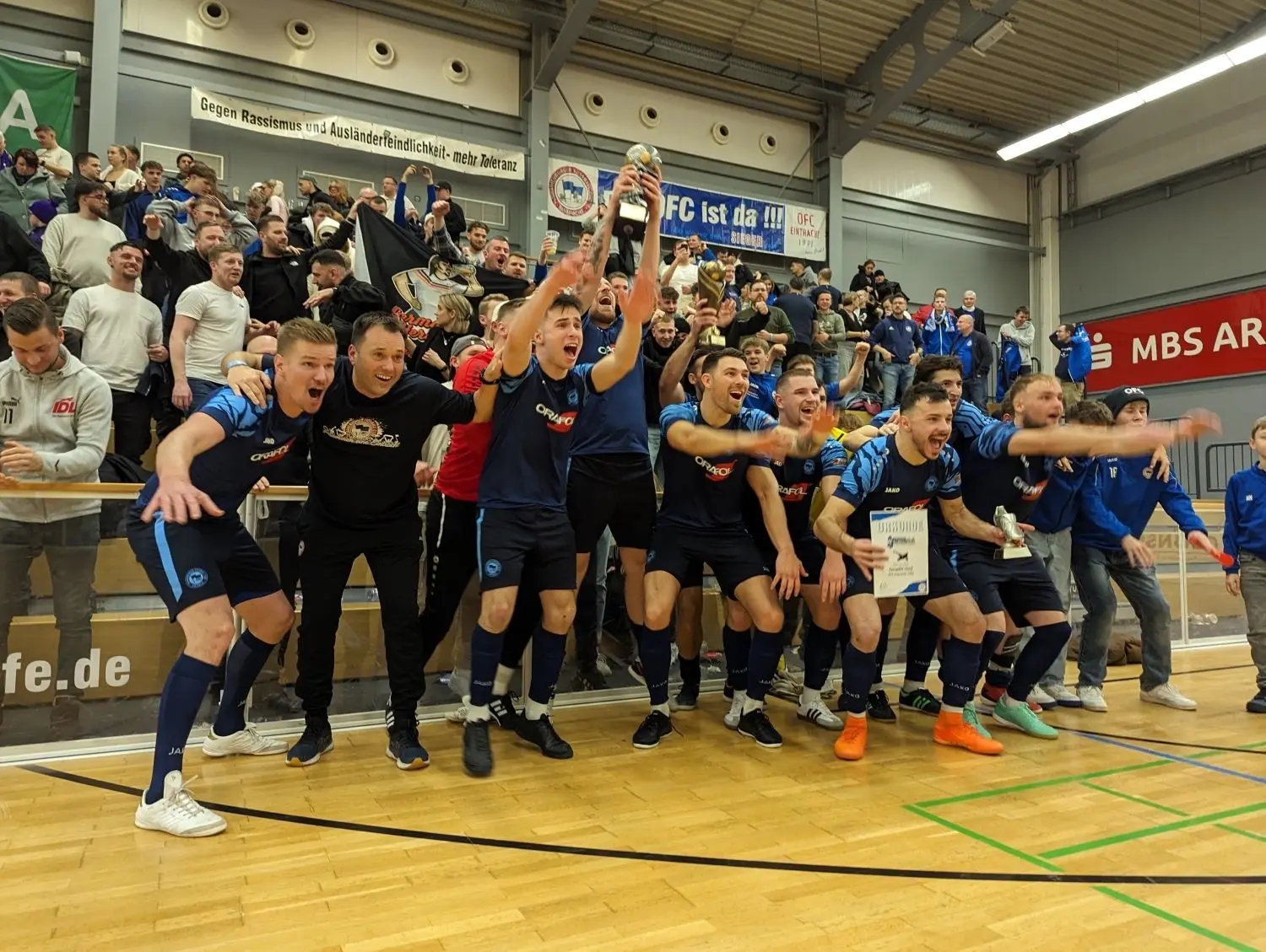 Der Oranienburger FC Eintracht bejubelt den Turniersieg bei den 23. Oberhavel Hallenmasters.