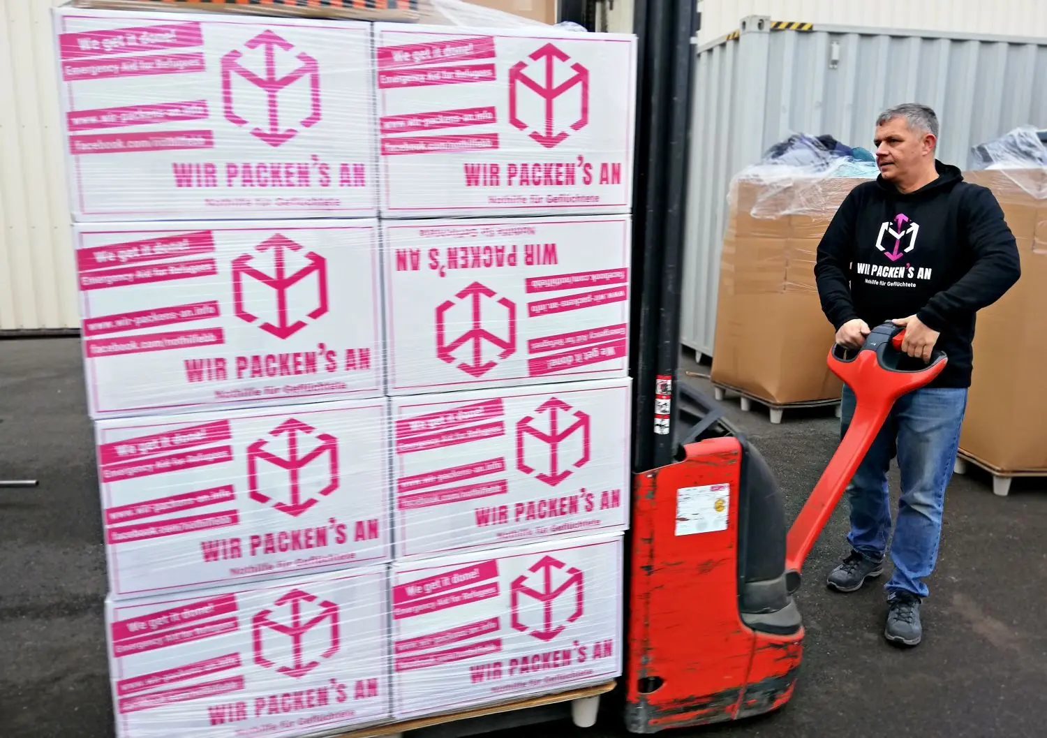 Andreas Steinert beim Verladen von Sachspenden.