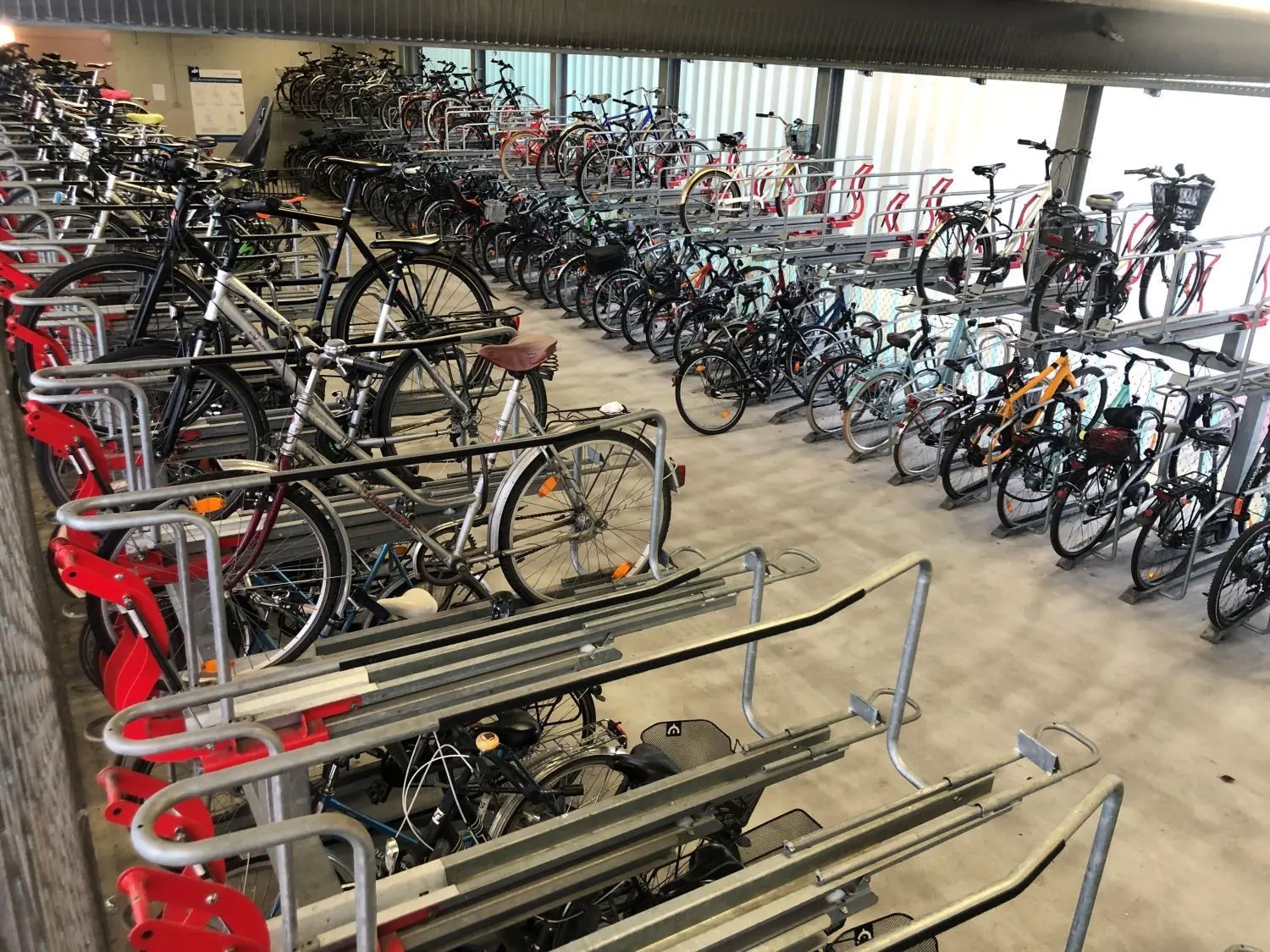 Im Fahrradparkhaus am Bahnhof in Bernau ist eigentlich immer genug Platz. Trotzdem stellen viele ihre Fahrräder draußen ab.