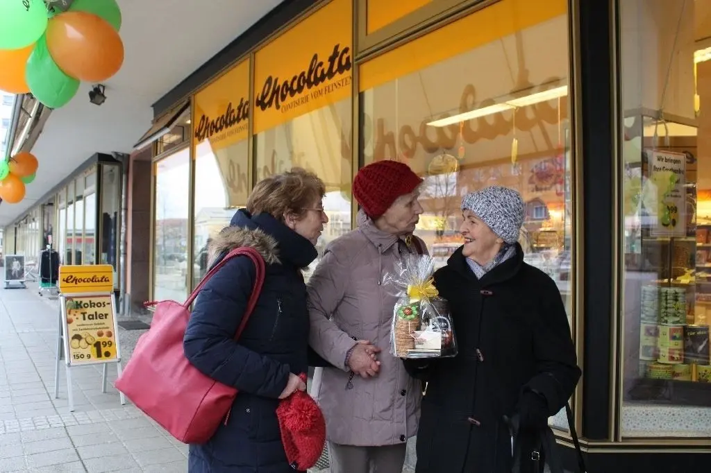 Beim Bummeln getroffen: Heidi Jatzko (v.l.), Eleonore Drobbe und Inge Fitzsche kaufen gern in der Schokoladen-Confiserie ein.