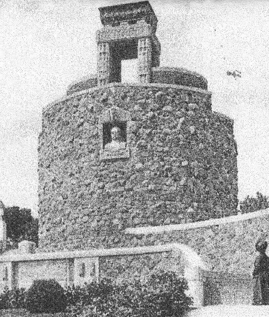 Nur noch Erinnerung auf Bildern: Die trutzige, 1908 fertiggestellte, aber dann 1974 gesprengte Bismarck-Warte. Fotos: Archiv Lutzens