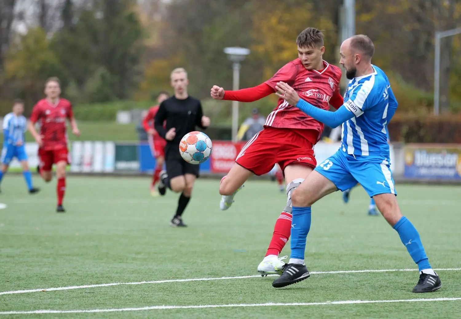 Zwei Offensivspieler der Extraklasse: Paul Bechmann (in Rot) und Silvan Küter vom SV Petershagen/Eggersdorf. Eine der empfindlichen Niederlagen (2:4) steckte der 1. FC Frankfurt im Hinspiel ein.