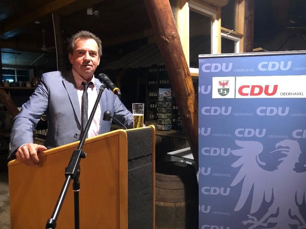 Sprach sich in der aktuellen Führungsdebatte der Union für die Wahl von Friedrich Merz aus: der CDU Kreisvorsitzende und Landtagsabgeordnete Frank Bommert bei seiner Aschermittwochsrede in Kremmen.