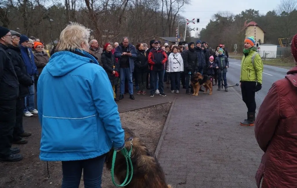 Waldspaziergang gegen die Tesla-Ansiedlung: Rund 80 Teilnehmer folgten dem Aufruf der Initiatoren um Frank Gersdorf (gelbe Jacke).