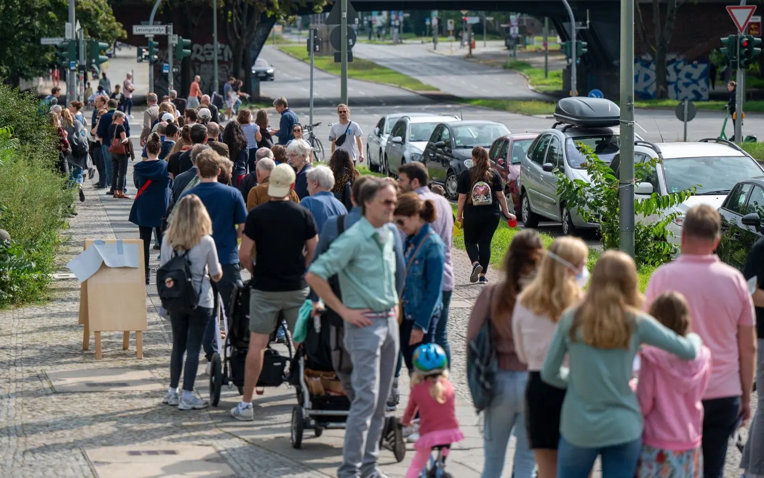 Zahlreiche Menschen standen am Wahlsonntag in langen Schlangen vor den Wahllokalen wie hier im Tiergarten Gymnasium in der Altonaer Straße. In Berlin wurde neben der Bundestagswahl auch über das  Abgeordnetenhaus abgestimmt. Außerdem wählten die Menschen in der Hauptstadt zwölf neue Bezirksparlamente. Darüber hinaus können sie bei einem Volksentscheid darüber abstimmen, ob große Wohnungskonzerne mit mehr als 3.000 Wohnungen enteignet werden sollen.