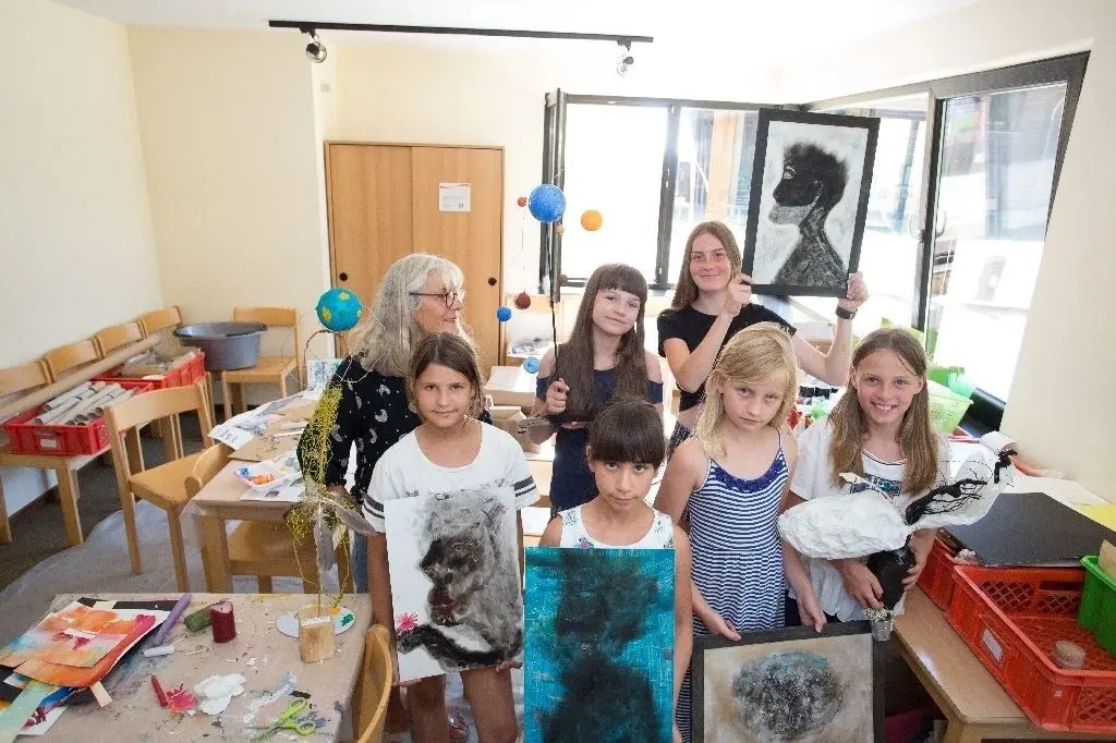 Entwickelten ihre eigenen Ideen: Helga Lappe mit den Teilnehmern Johanna, Victoria, Fatima, Malin, Sonja und Anthonia (v.l.) im Ferienlager Bremsdorfer Mühle, das zum Kunstatelier umfunktioniert wurde.