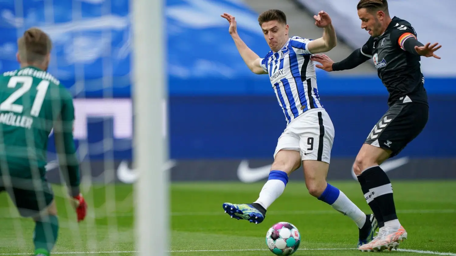 Krzysztof Piatek (M.) trifft in dieser Szene zum 1:0 für Hertha BSC gegen den SC Freiburg.