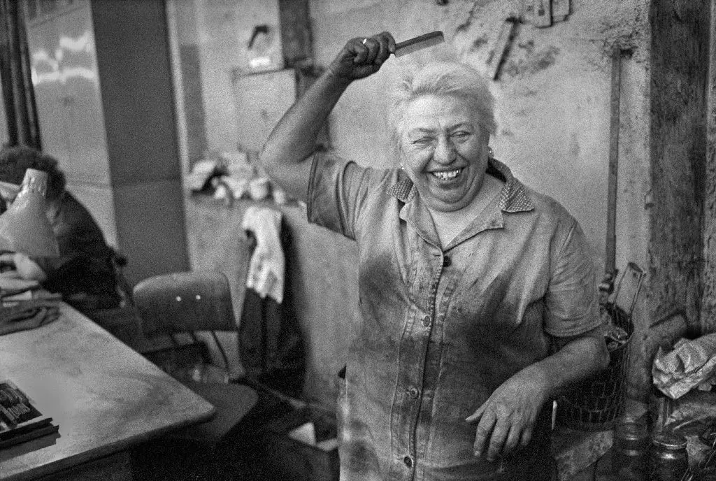 Erstmal hübsch machen: Eine Arbeiterin im VEB Elektrokohle Lichtenberg nutzt die Arbeitspause, um ihr Haar zu kämmen.