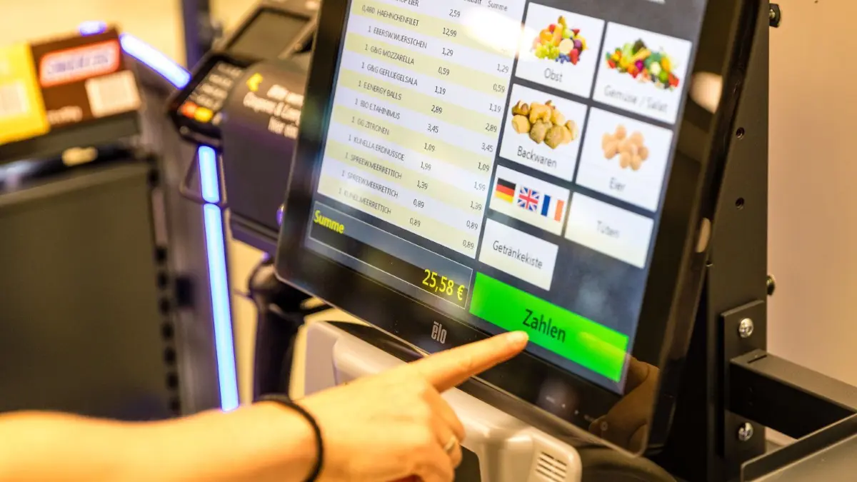 Auf dem Display der Selbstbedienungskassen wird jeder Schritt erklärt.
30.07.2021, Brandenburg, Cottbus: Im Edeka-Markt Scholz im TKC-Einkaufszentrum wird die SB-Kasse bedient. Der Markt wurde am 22.07.2021 nach Umbau neueröffnet.
Foto: Frank Hammerschmidt