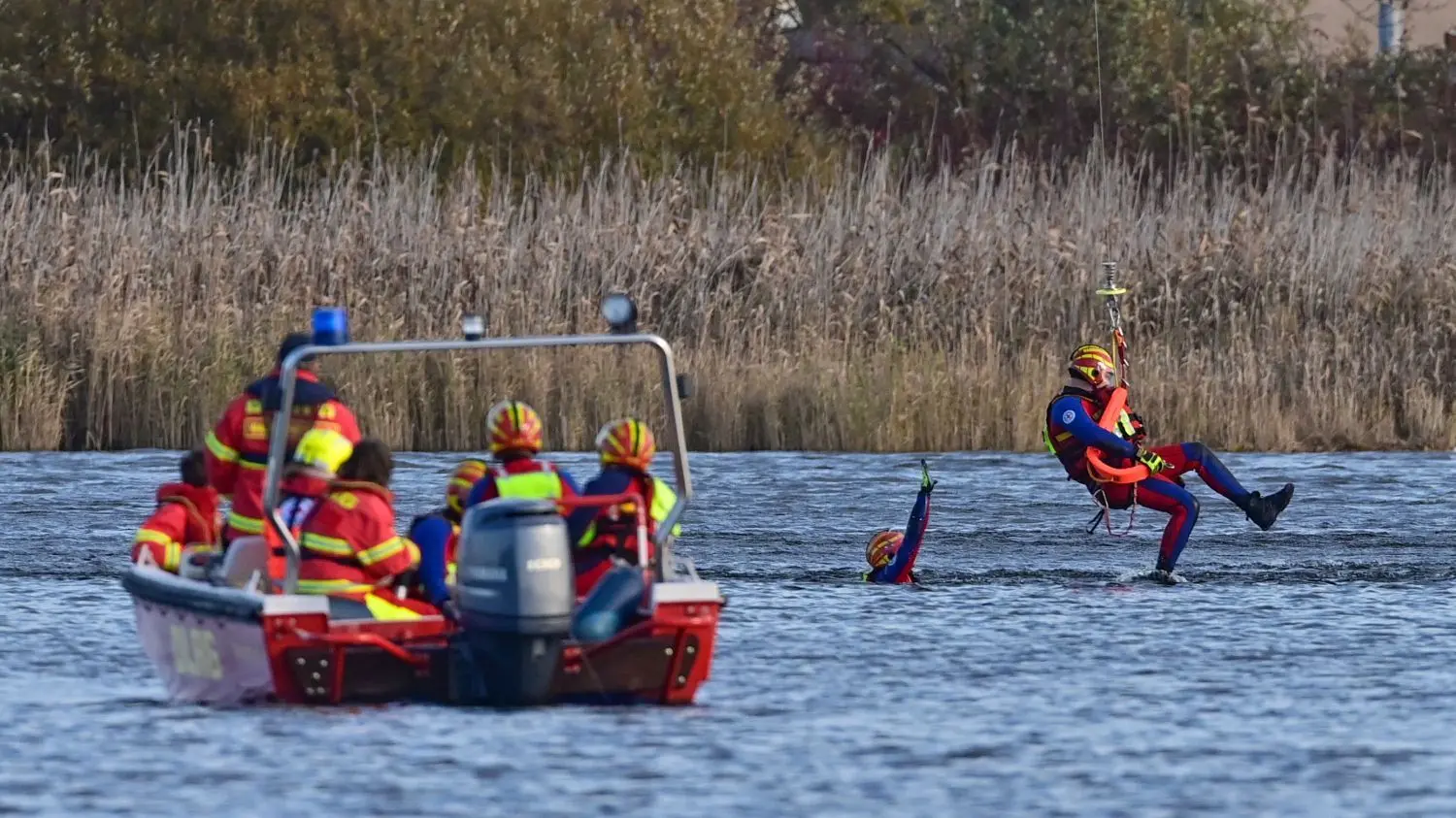 Einsatzkräfte proben auf dem Beetzsee den Ernstfall: Um gut auf solche Einsätze unter Extrembedingungen vorbereitet zu sein, bilden sich die spezialisierten Wasserrettungskräfte regelmäßig fort.